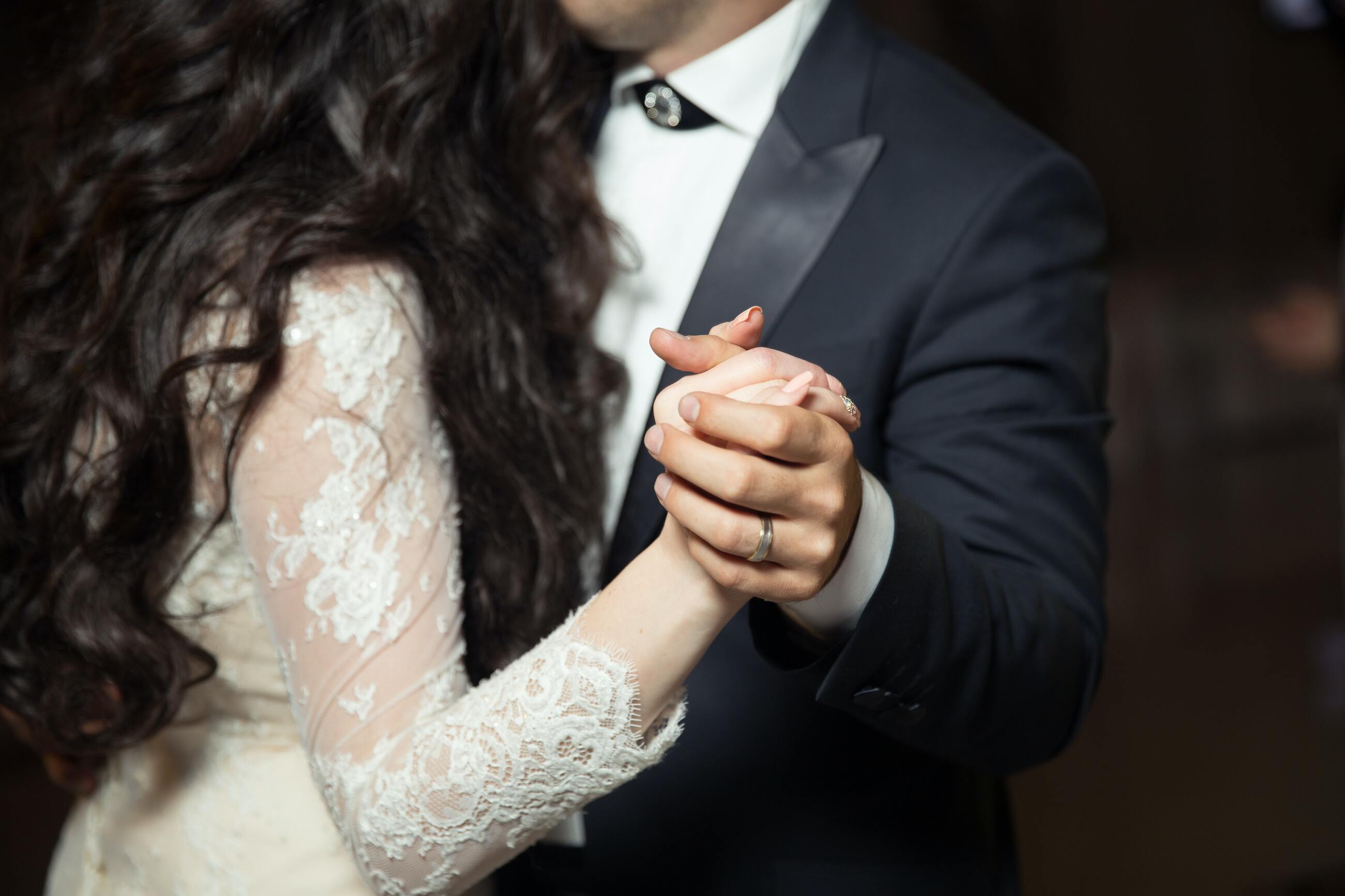 How to Plan a Microwedding Image